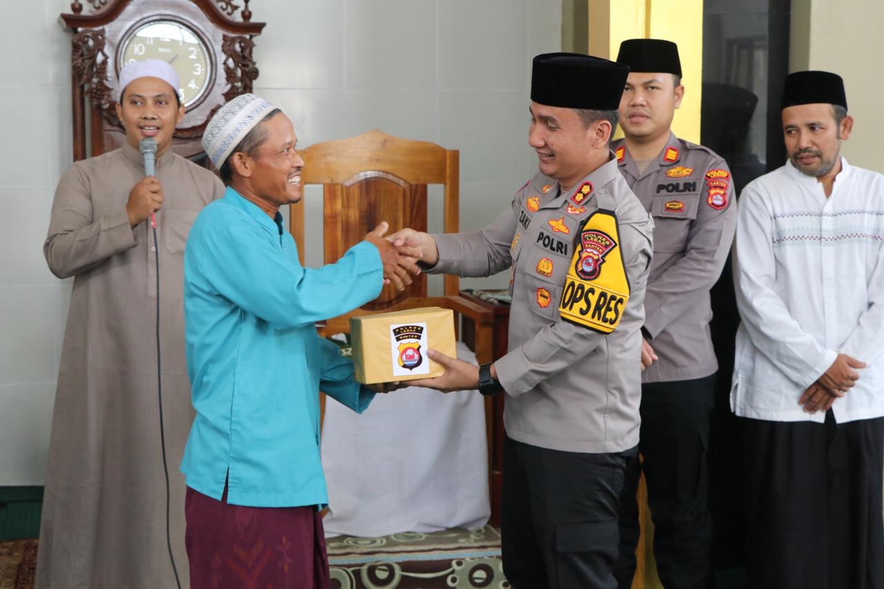 Berikan Santunan Anak Yatim, Giat Jumling Kapolres Lebak di Masjid Al Hidayah Desa Sangiang Kecamatan Maja
