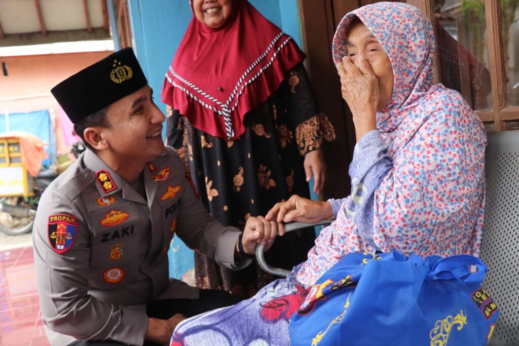 Ramadan Berbagi, Kapolres Lebak Door-to-Door Berikan Bantuan Paket Sembako kepada Lansia