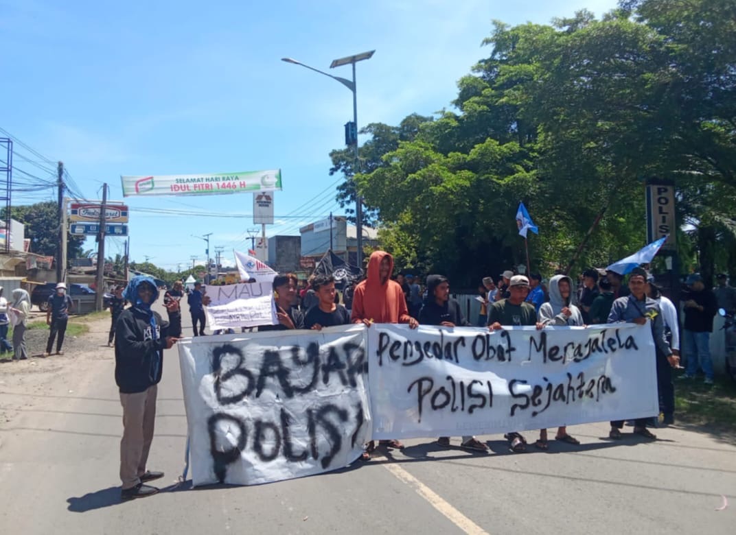 Masyarakat, Mahasisawa dan Santri Adakan Aksi Demo di Depan Polsek Malingping.