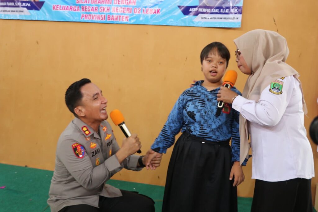 Berikan Motivasi ke Anak Berkebutuhan Khusus, Kapolres Lebak Kunjungi SKH Negeri 02 Lebak