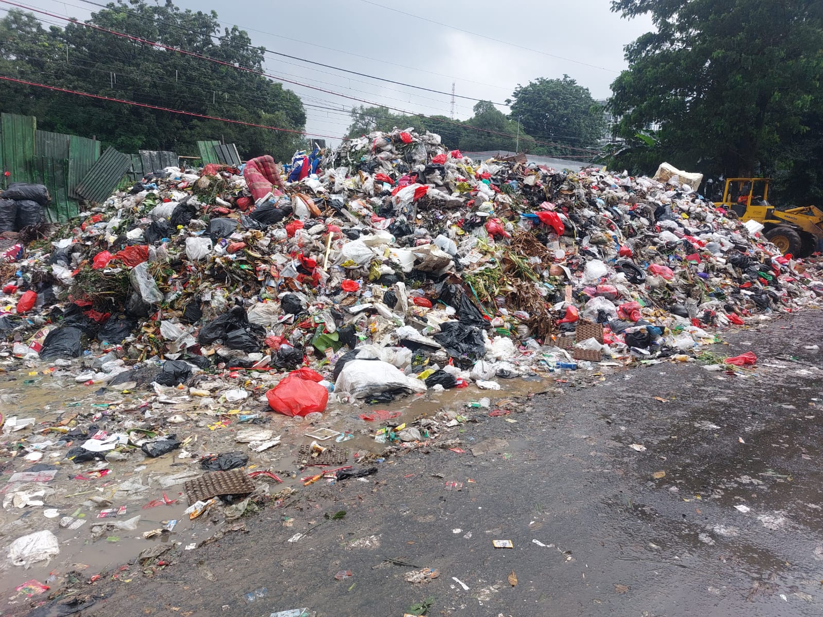  Sampah Menumpuk di Tempat Penampungan Sampah Pancoran