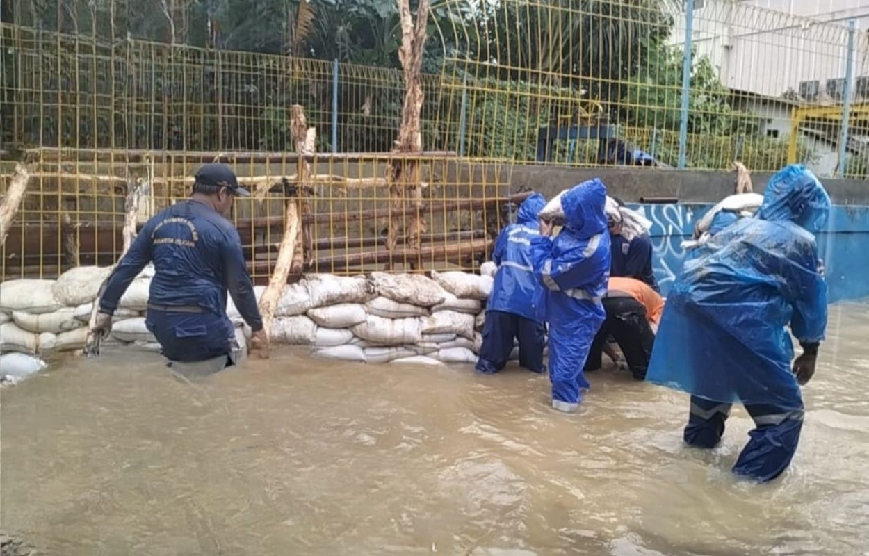  Pasukan Biru Suku Dinas Sumber Daya Air Jaksel Lakukan Penanganan Tanggul Kali Krukut yang Jebol