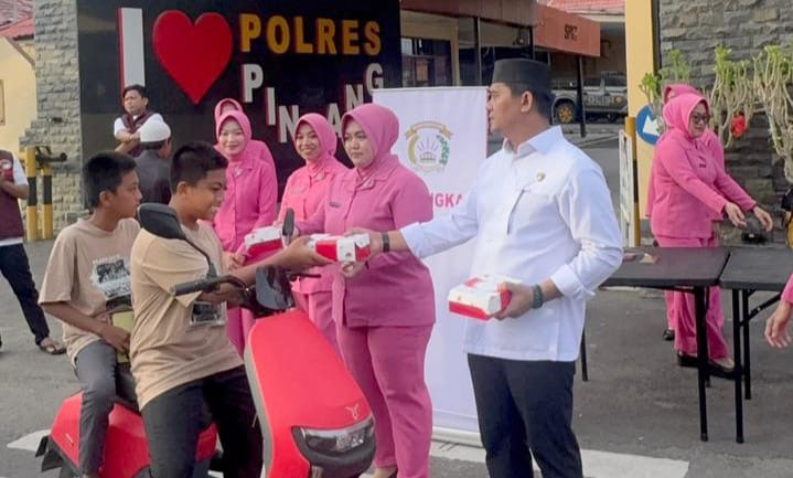 Bulan Ramadhan, Polres Pinrang Berbagi kepada Masyarakat