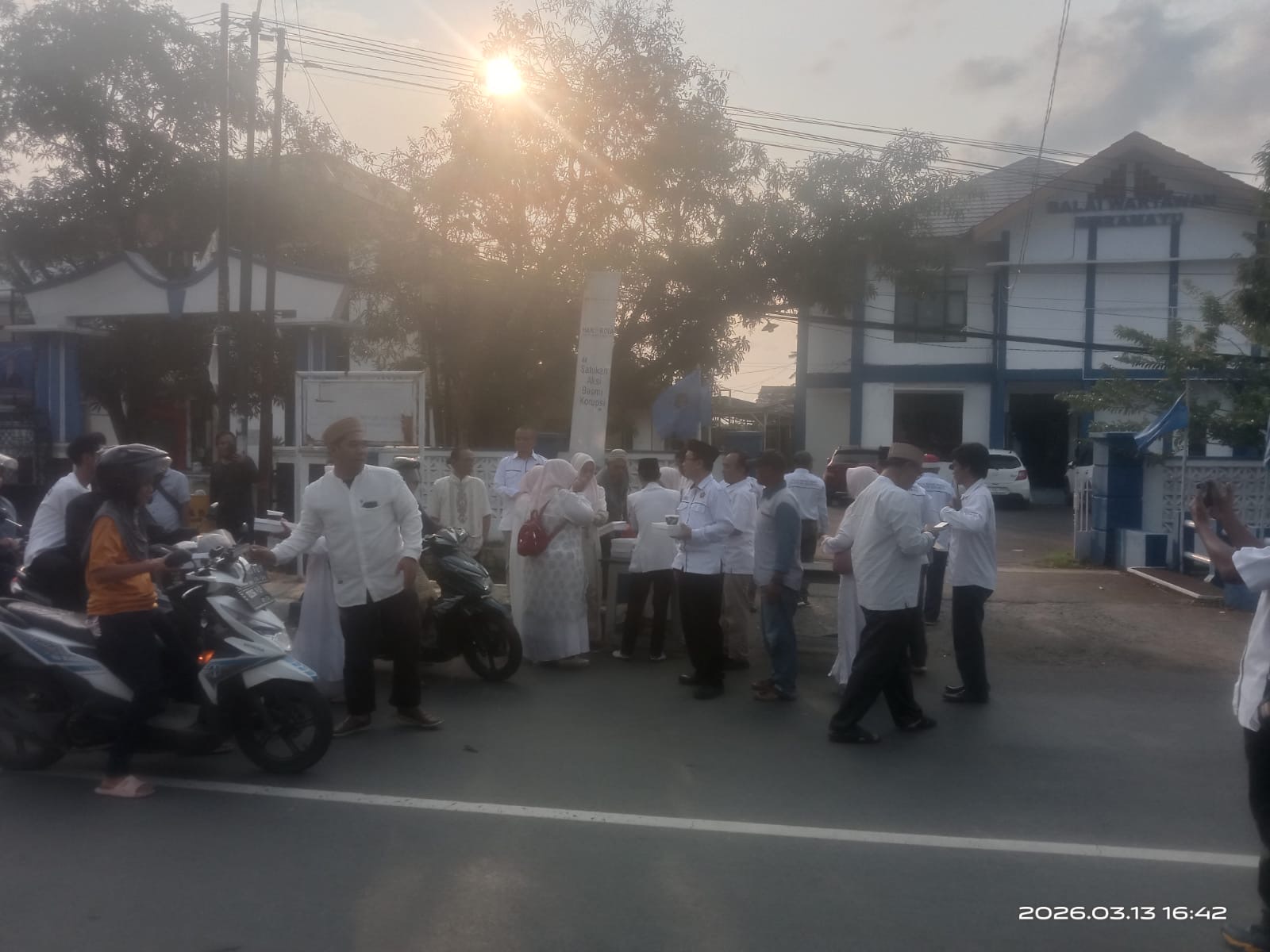 PWI Indramayu Tebar Kebaikan, Bagikan Ratusan Takjil dan Nasi Kotak di Jalur Sindang Indramayu 