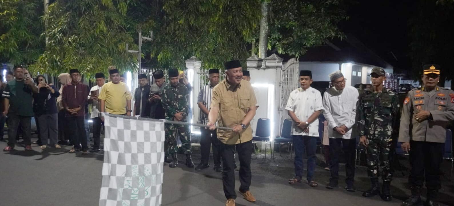 Malam Takbiran, Bupati Irwan Hamid Lepas Ratusan Mobil Meriahkan Pawai Takbiran