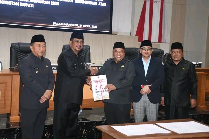 BUPATI DAN WAKIL BUPATI HADIRI RAPAT PARIPURNA DPRD AGENDA PENYAMPAIAN REKOMENDASI ATAS LKPJ 2O25