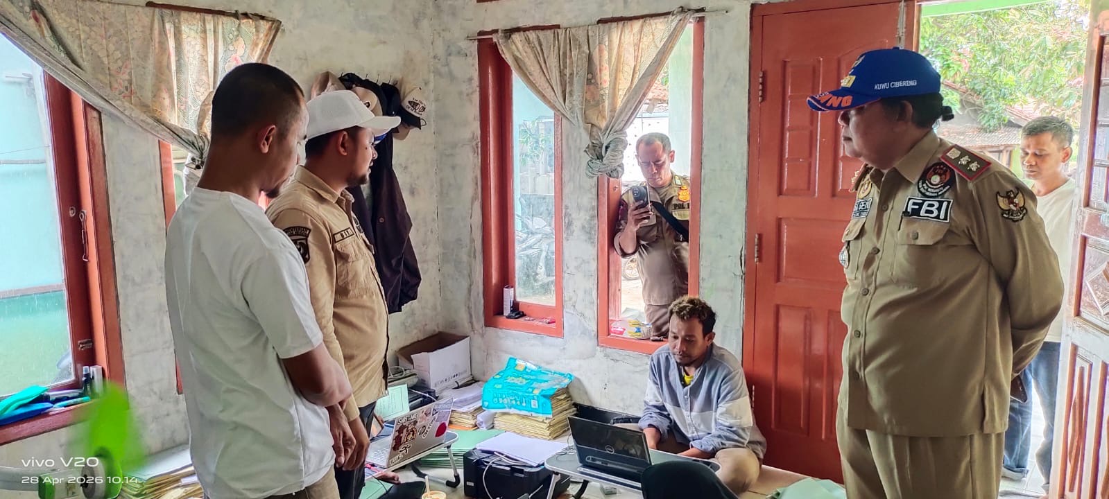 Camat Terisi Bubarkan  Aktivitas Kantor Oknum Mitra BPN Indramayu