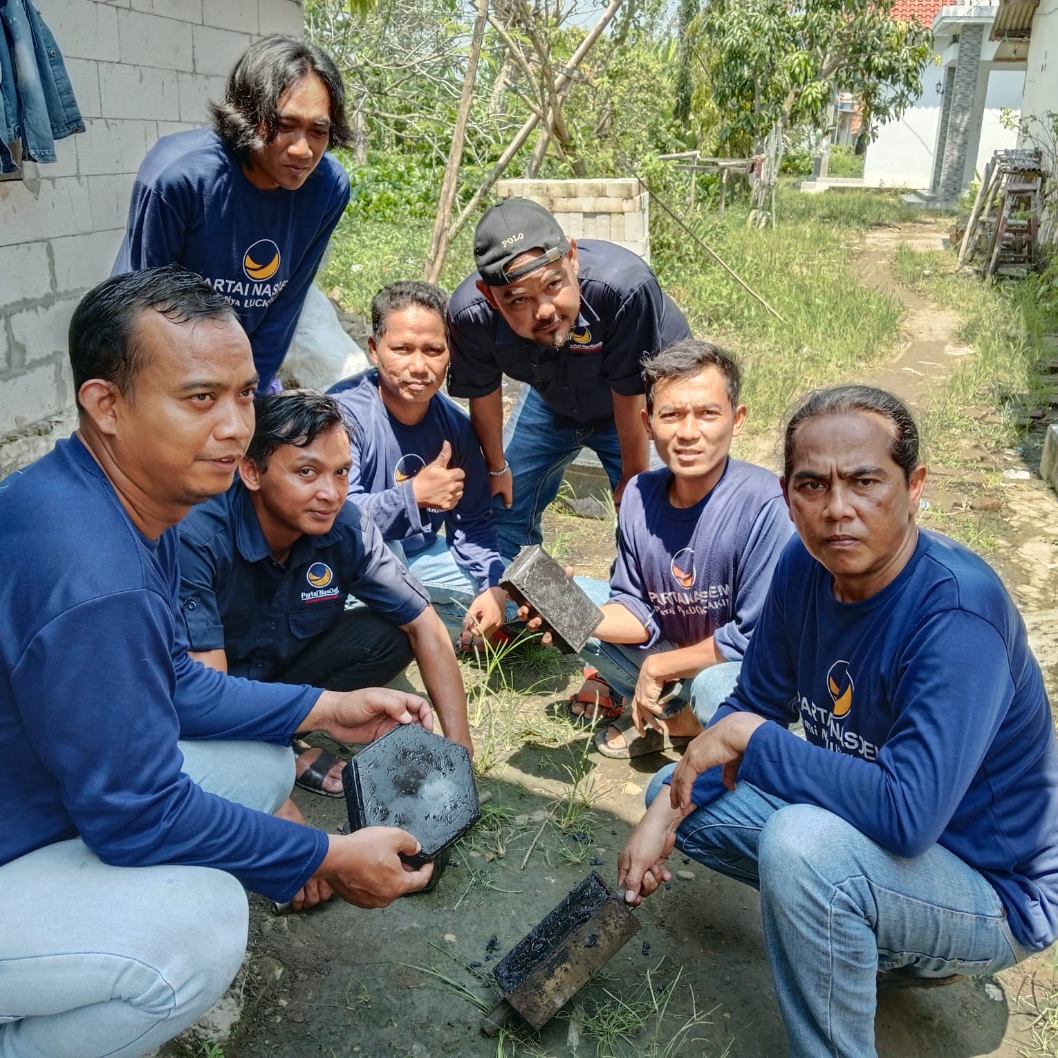 Kader Nasdem Indramayu Rubah Sampah Plastik Menjadi Batako dan Paving Block