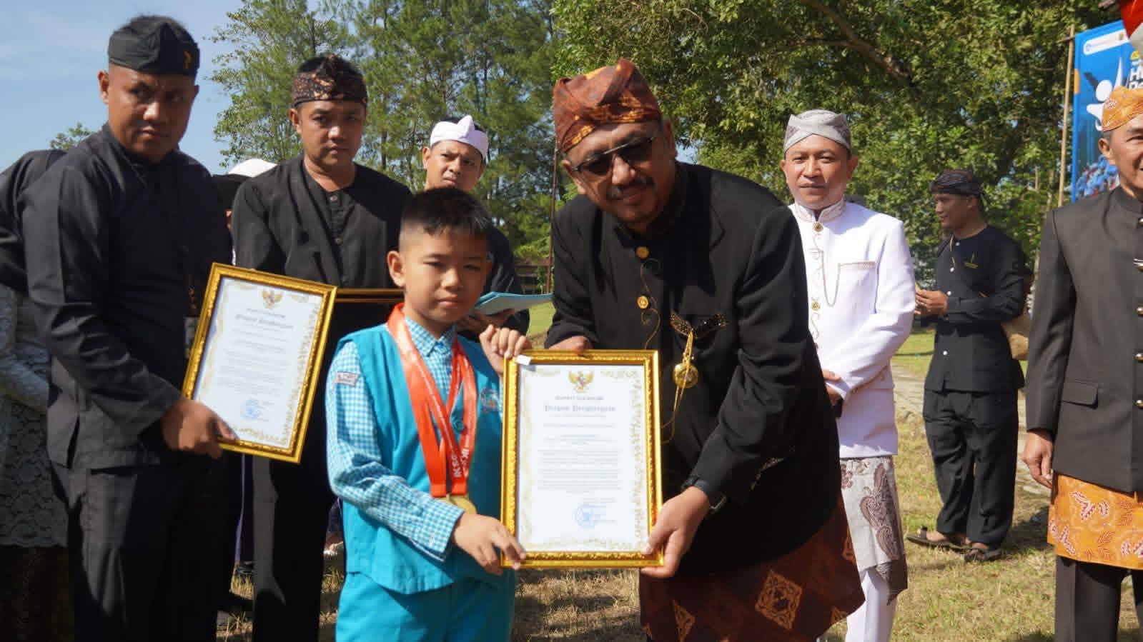 PEMKAB BERIKAN BEASISWA DI MOMENTUM HARIDIKNAS, BUPATI SUKABUMI"  WUJUDKAN SDM UNGGUL DAN BERDAYASAING"