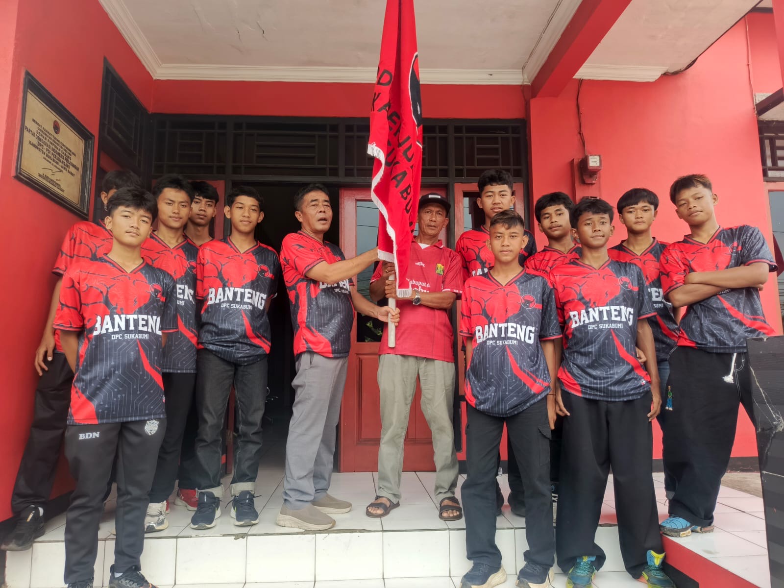 Paoji Nurjaman  Pimpin  Tim Sepak Bola DPC PDIP Kab Sukabumi Untuk Soekarno Cup