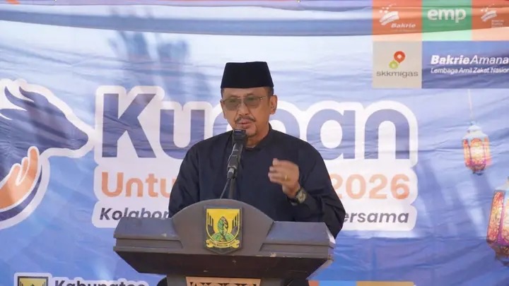 PEMKAB SUKABUMI BAGIKAN DAGING SAPI KURBAN  DARI LAZNAS BAKRIE AMANAH KEPADA MASYARAKAT