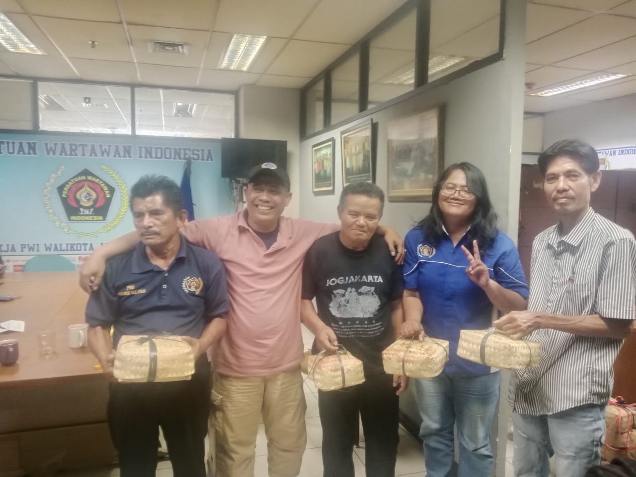 Pemerintah Kota Administrasi Jaksel Berbagi Daging Hewan Kurban Buat POKJA PWI  &nbsp;